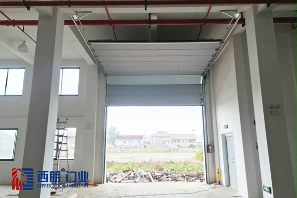 翻板电动提升门