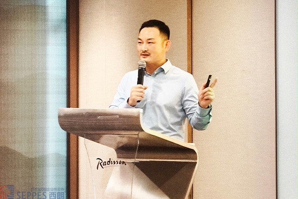 西朗门业董事长杨元嘉在外贸峰会解答外贸企业问题